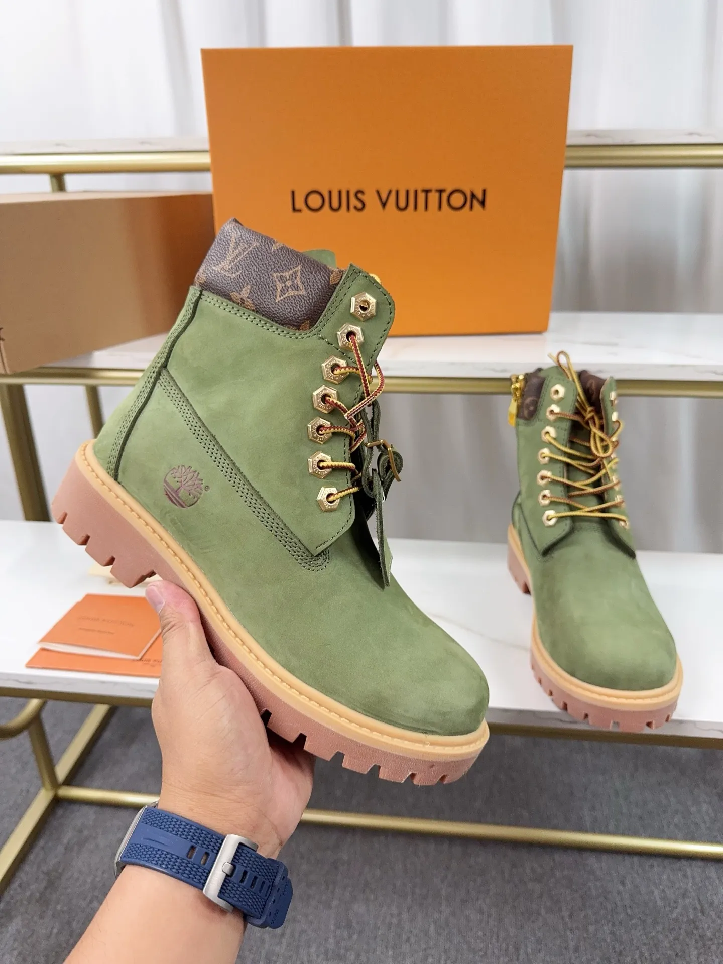 Couple model 💰700 ❤️Top version: Couple model LV x Timberland Timberland joint model Presbyopia Embossed Rhubarb boots Ankle boots Short boots LV x Timberland ankle boots are made of Monogram embossed waterproof nubuck cow leather, relying on the brand's exquisite craftsmanship to carefully reshape the classic Timberland 6-inch boot shape in Italy, and make an eye-catching appearance in 2024 created by Pharrell Williams with American workwear style Autumn and winter menswear show. Monogram embossed tongue, original Timberland laces and outsole are exquisite details, and the leather label expresses the cooperation logo. Exquisite packaging at the delivery counter🛍📦 ▪️Material: Original customized imported first-layer cowhide ▪️Inner lining: Original customized leather lining/mesh lining ▪️Outsole: Original molded anti-slip rubber material ▪️Sole thickness: 3.5CM ▪️Size: Women's 35-40 Men's 39-46